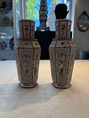 A pair of Chinese famille rose reticulated double-walled 'mandarin subject' vases, Qianlong — 照片 1