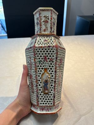 A pair of Chinese famille rose reticulated double-walled 'mandarin subject' vases, Qianlong — 照片 12