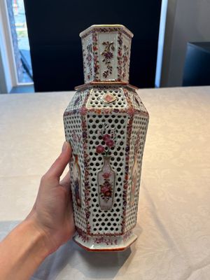 A pair of Chinese famille rose reticulated double-walled 'mandarin subject' vases, Qianlong — 照片 13