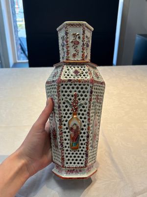 A pair of Chinese famille rose reticulated double-walled 'mandarin subject' vases, Qianlong — 照片 14