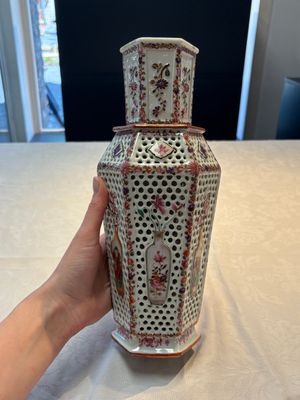 A pair of Chinese famille rose reticulated double-walled 'mandarin subject' vases, Qianlong — 照片 15