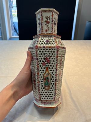 A pair of Chinese famille rose reticulated double-walled 'mandarin subject' vases, Qianlong — 照片 16