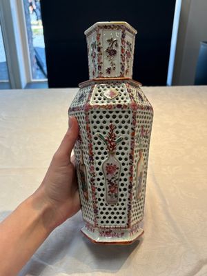 A pair of Chinese famille rose reticulated double-walled 'mandarin subject' vases, Qianlong — 照片 17