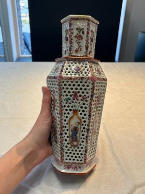 A pair of Chinese famille rose reticulated double-walled 'mandarin subject' vases, Qianlong — 照片 18