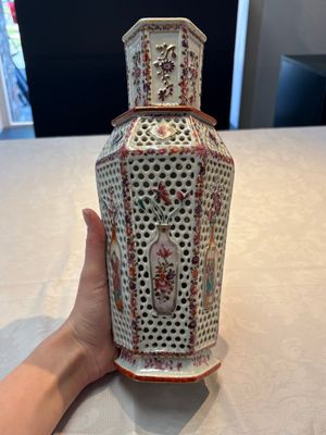 A pair of Chinese famille rose reticulated double-walled 'mandarin subject' vases, Qianlong — 照片 2