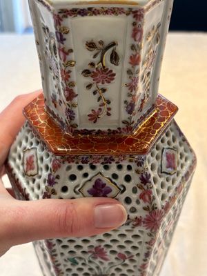 A pair of Chinese famille rose reticulated double-walled 'mandarin subject' vases, Qianlong — 照片 21
