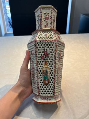 A pair of Chinese famille rose reticulated double-walled 'mandarin subject' vases, Qianlong — 照片 3