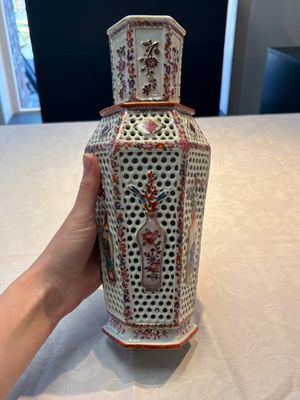 A pair of Chinese famille rose reticulated double-walled 'mandarin subject' vases, Qianlong — 照片 4