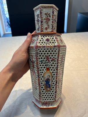 A pair of Chinese famille rose reticulated double-walled 'mandarin subject' vases, Qianlong — 照片 5