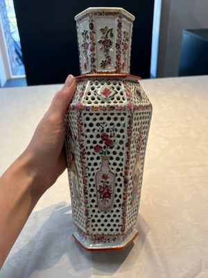 A pair of Chinese famille rose reticulated double-walled 'mandarin subject' vases, Qianlong — 照片 6