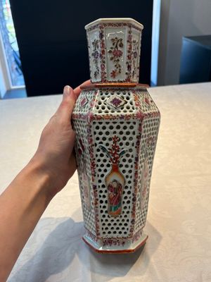 A pair of Chinese famille rose reticulated double-walled 'mandarin subject' vases, Qianlong — 照片 7