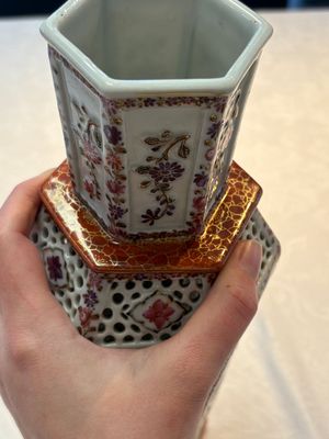 A pair of Chinese famille rose reticulated double-walled 'mandarin subject' vases, Qianlong — 照片 9