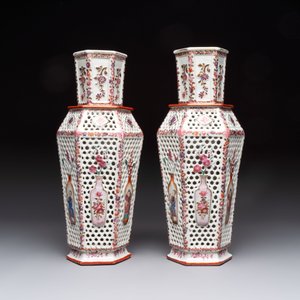 A pair of Chinese famille rose reticulated double-walled 'mandarin subject' vases, Qianlong — 照片 4
