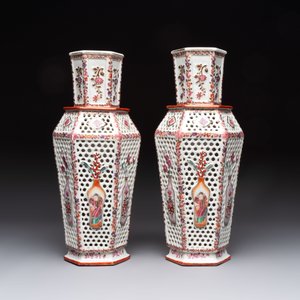 A pair of Chinese famille rose reticulated double-walled 'mandarin subject' vases, Qianlong — 照片 5