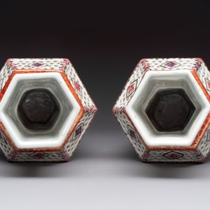 A pair of Chinese famille rose reticulated double-walled 'mandarin subject' vases, Qianlong — 照片 7