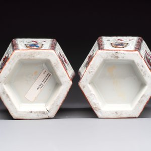 A pair of Chinese famille rose reticulated double-walled 'mandarin subject' vases, Qianlong — 照片 8