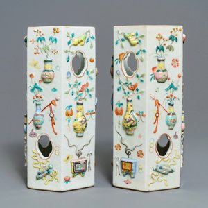 A pair of Chinese famille rose reticulated hat stands with applied designs, 19th C. — photo 2