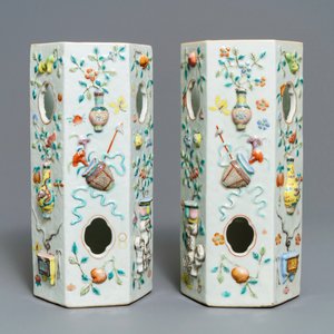 A pair of Chinese famille rose reticulated hat stands with applied designs, 19th C. — photo 3