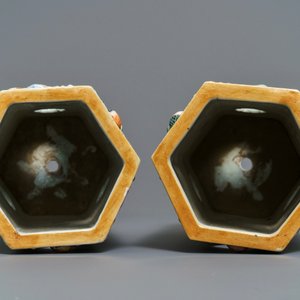 A pair of Chinese famille rose reticulated hat stands with applied designs, 19th C. — photo 5