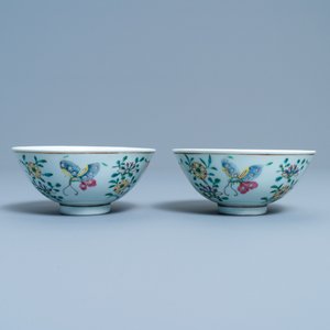 A pair of Chinese famille rose rice grain pattern 'butterfly' bowls, Qianlong mark, 18/19th C. — 照片 3
