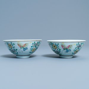 A pair of Chinese famille rose rice grain pattern 'butterfly' bowls, Qianlong mark, 18/19th C. — 照片 5