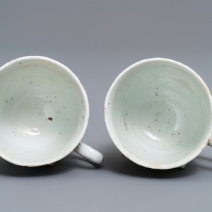 A pair of Chinese famille rose 'rooster' cups and saucers with applied floral designs, Yongzheng — photo 8