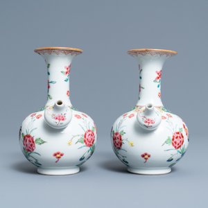 A pair of Chinese famille rose 'rooster' kendi, Qianlong — photo 3