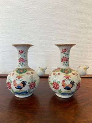 A pair of Chinese famille rose 'rooster' kendis, Qianlong — photo 1