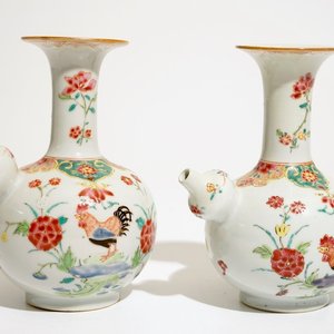 A pair of Chinese famille rose "rooster" kendis, Qianlong — photo 1