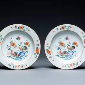 A pair of Chinese famille rose 'rooster' plates, Qianlong — photo 1