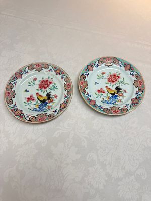 A pair of Chinese famille rose 'Rooster' plates, Qianlong — photo 1