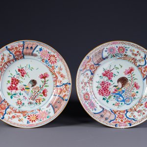 A pair of Chinese famille rose 'rooster' plates, Yongzheng — 照片 1