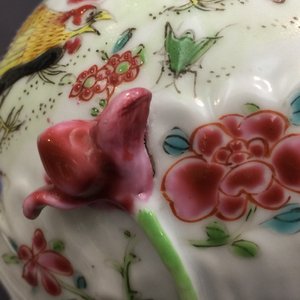 A pair of Chinese famille rose "rooster" teapots with applied lotus stems, Yongzheng, 1723-1735 — 照片 13
