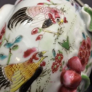 A pair of Chinese famille rose "rooster" teapots with applied lotus stems, Yongzheng, 1723-1735 — 照片 14