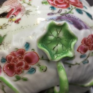 A pair of Chinese famille rose "rooster" teapots with applied lotus stems, Yongzheng, 1723-1735 — 照片 15