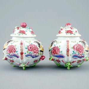 A pair of Chinese famille rose "rooster" teapots with applied lotus stems, Yongzheng, 1723-1735 — 照片 4