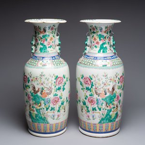 A pair of Chinese famille rose 'rooster' vases, 19/20th C. — foto 1