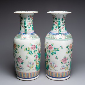 A pair of Chinese famille rose 'rooster' vases, 19/20th C. — foto 2