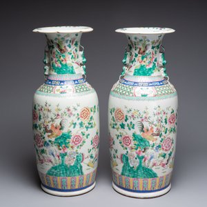 A pair of Chinese famille rose 'rooster' vases, 19/20th C. — foto 3
