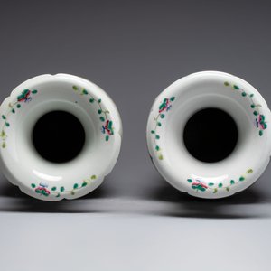 A pair of Chinese famille rose 'rooster' vases, 19/20th C. — foto 5