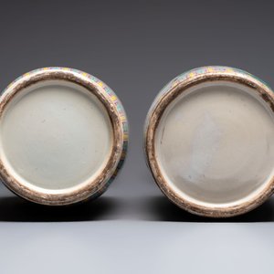 A pair of Chinese famille rose 'rooster' vases, 19/20th C. — foto 6