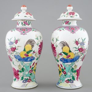 A pair of Chinese famille rose rooster vases and covers, 18/19th C. — photo 1