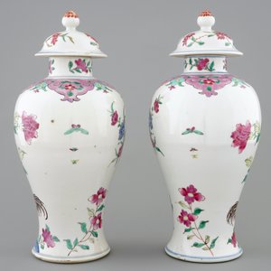 A pair of Chinese famille rose rooster vases and covers, 18/19th C. — photo 3