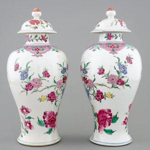 A pair of Chinese famille rose rooster vases and covers, 18/19th C. — photo 4