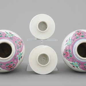 A pair of Chinese famille rose rooster vases and covers, 18/19th C. — photo 5