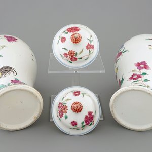 A pair of Chinese famille rose rooster vases and covers, 18/19th C. — photo 6