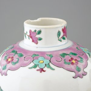 A pair of Chinese famille rose rooster vases and covers, 18/19th C. — photo 7