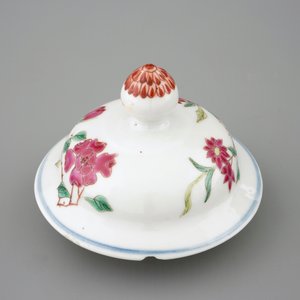 A pair of Chinese famille rose rooster vases and covers, 18/19th C. — photo 10