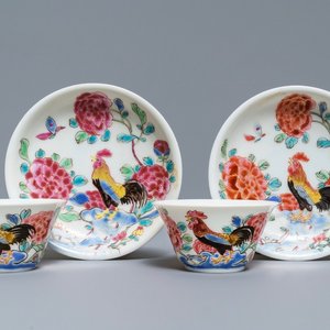 A pair of Chinese famille rose 'roosters' cups and saucers, Yongzheng/Qianlong — 照片 1