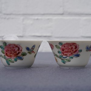 A pair of Chinese famille rose 'roosters' cups and saucers, Yongzheng/Qianlong — 照片 13